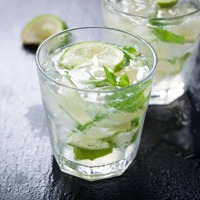 Rebujito con hierbabuena bebida fresca con alcohol para el verano